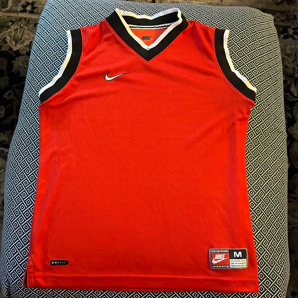🏀 Nike Vintage women’s muscle tee jersey size Medium GUC